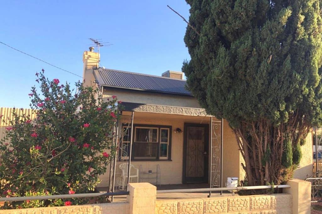 Modern Charming Miners’ Cottage +Free Internet Broken Hill Exterior foto